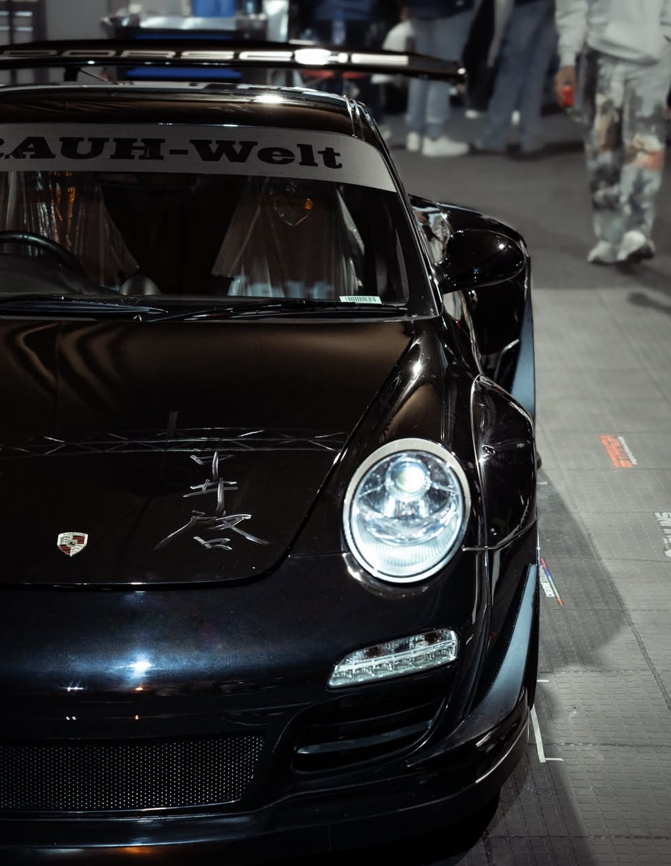 Akira Nakai's hand-drawn signature on Kaizen's hood ahead of the reveal